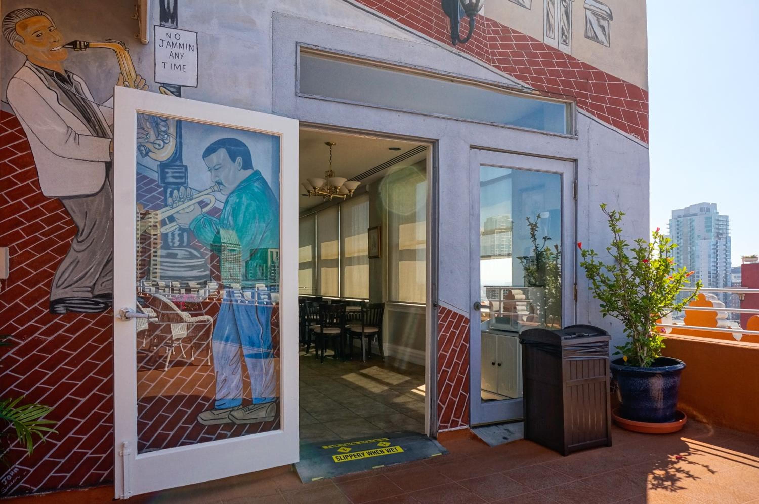 Gaslamp Plaza Suites