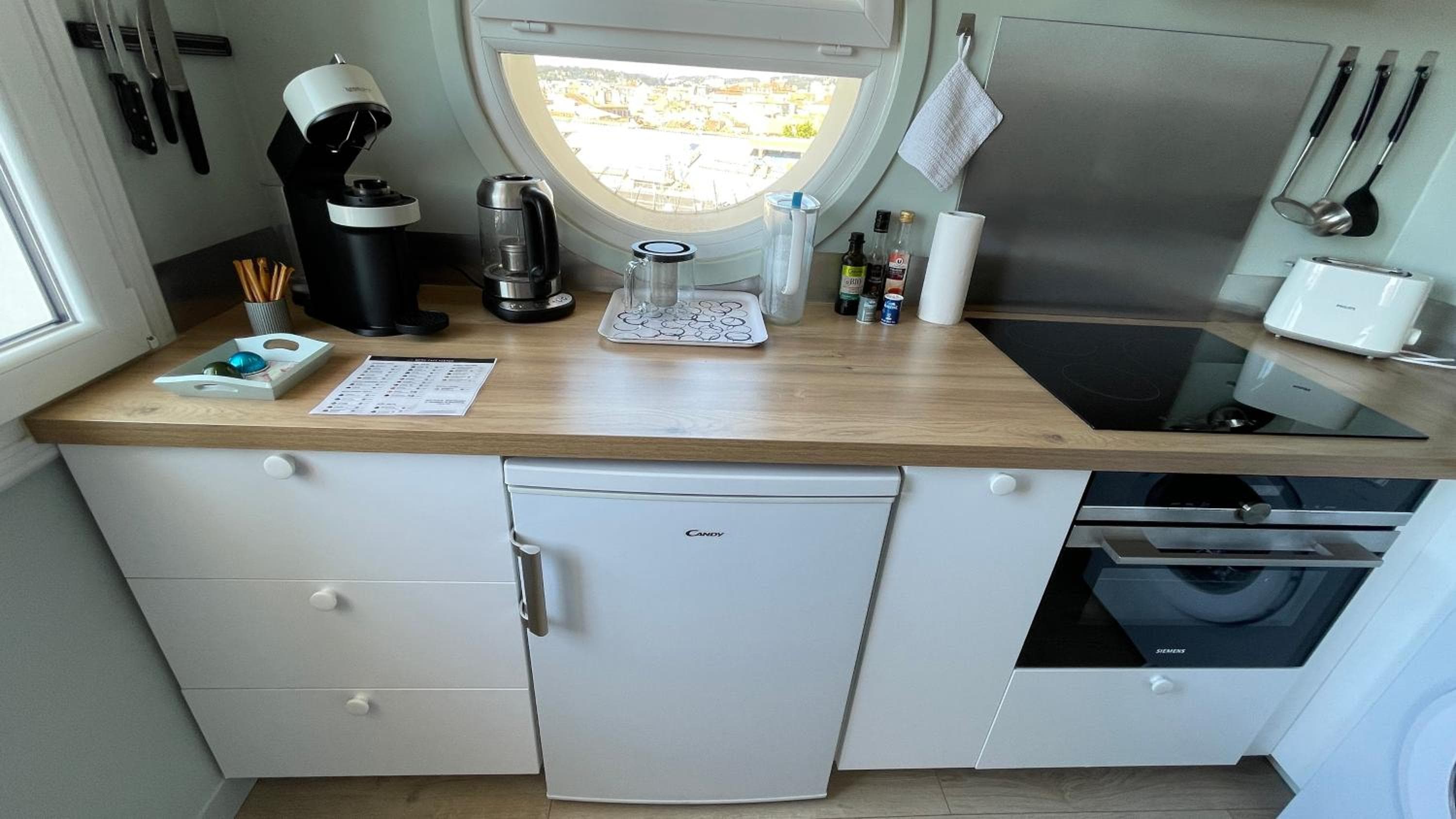 Vue sur rade appartement élégant vaste climatisé étage élevé ascenseur proche parking et toutes commodités au cœur du Toulon historique