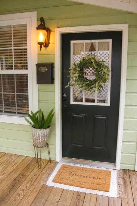 The Greenhouse Cozy Cottage- Walk to Downtown!