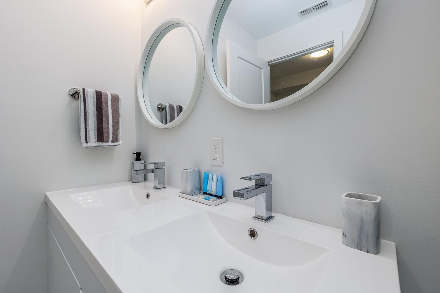 Exquisite 2 Bedroom Apt, mins to the falls.
