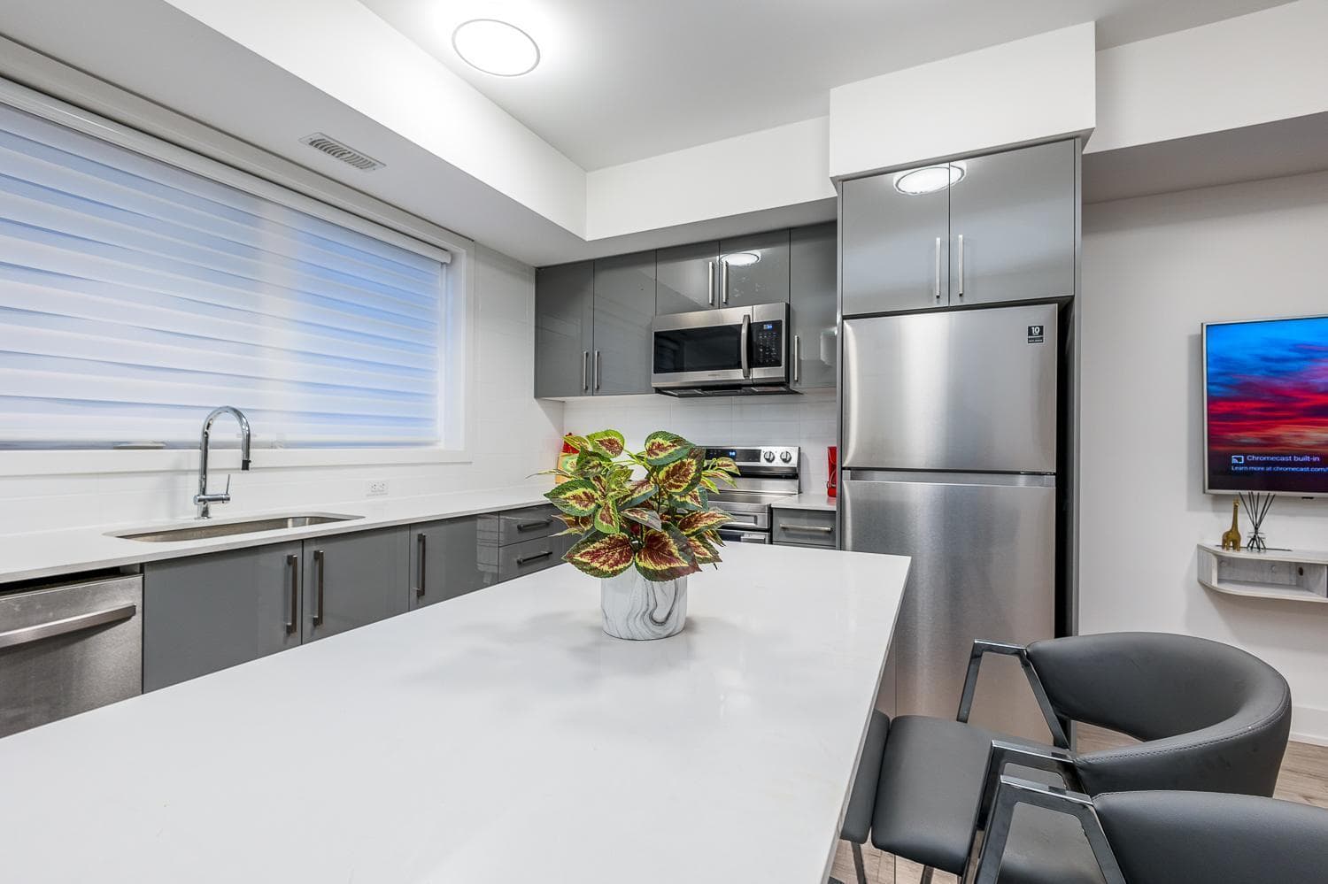 Exquisite 2 Bedroom Apt, mins to the falls.