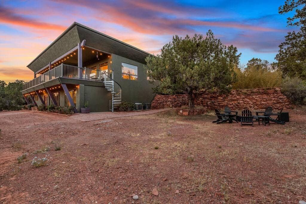 Close to Fresh Creek! Sleeps 12 ~ Amazing Views w/Serene Open Space ~ Hot Tub + Game Room ~ Trails outside