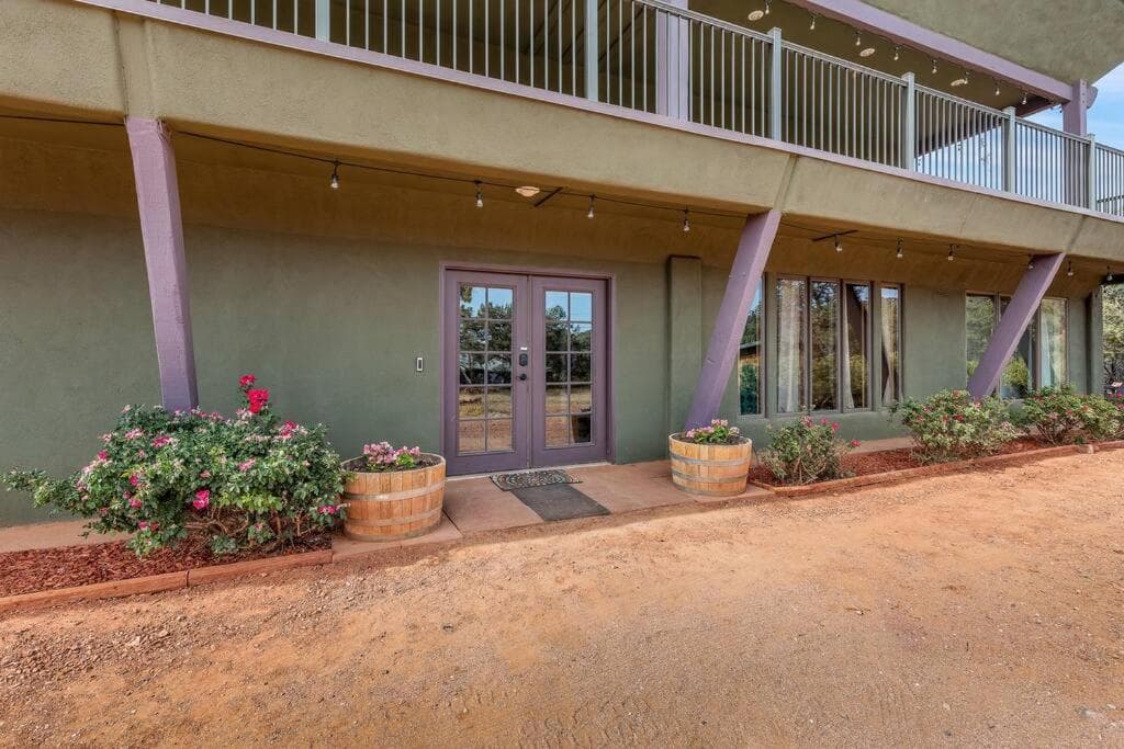 Close to Fresh Creek! Sleeps 12 ~ Amazing Views w/Serene Open Space ~ Hot Tub + Game Room ~ Trails outside