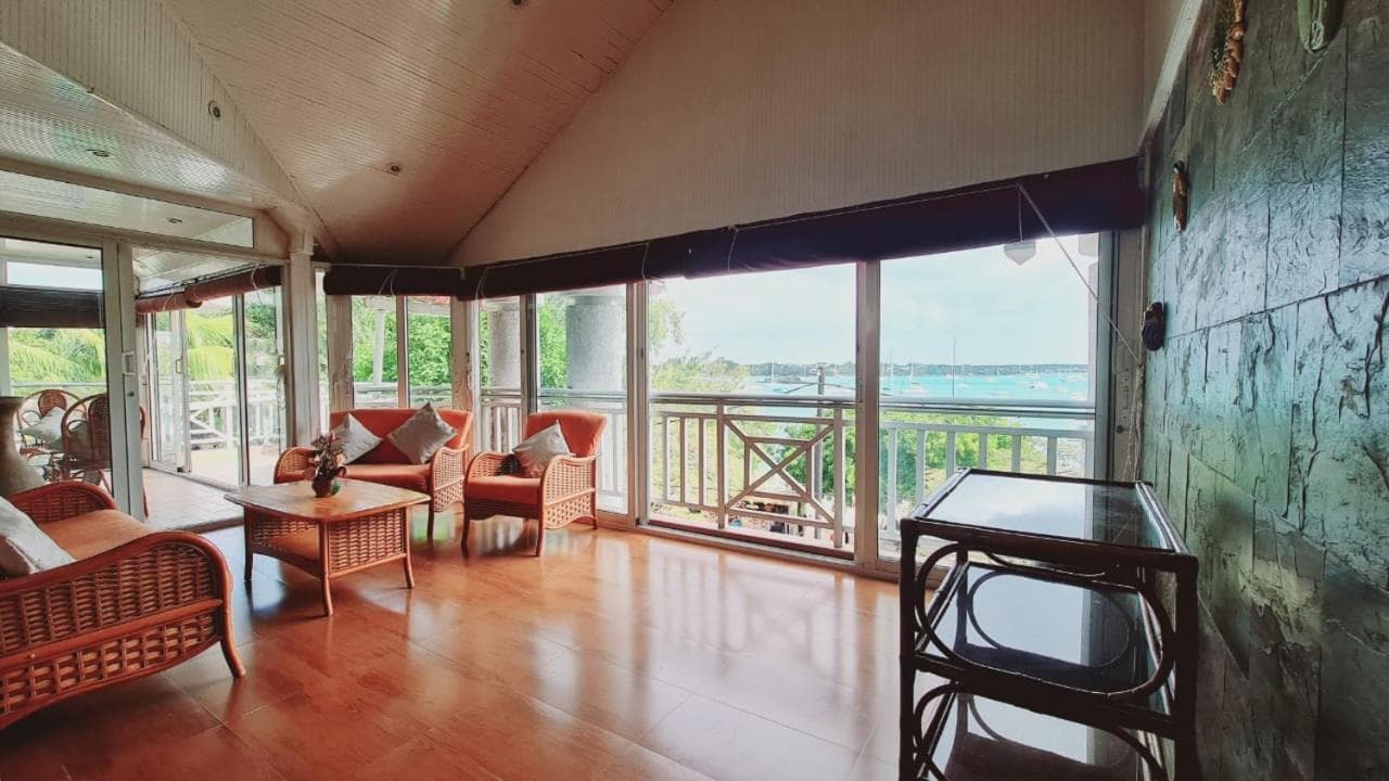 Beachfront penthouse with panoramic ocean view