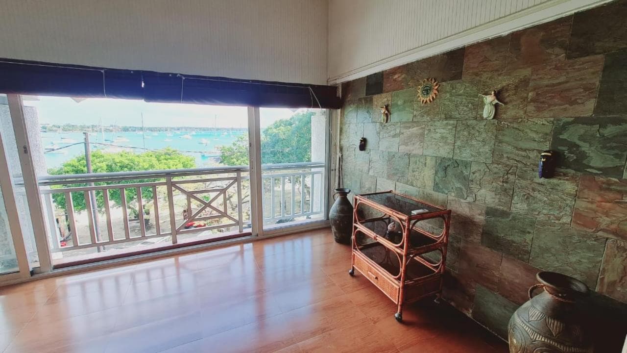 Beachfront penthouse with panoramic ocean view