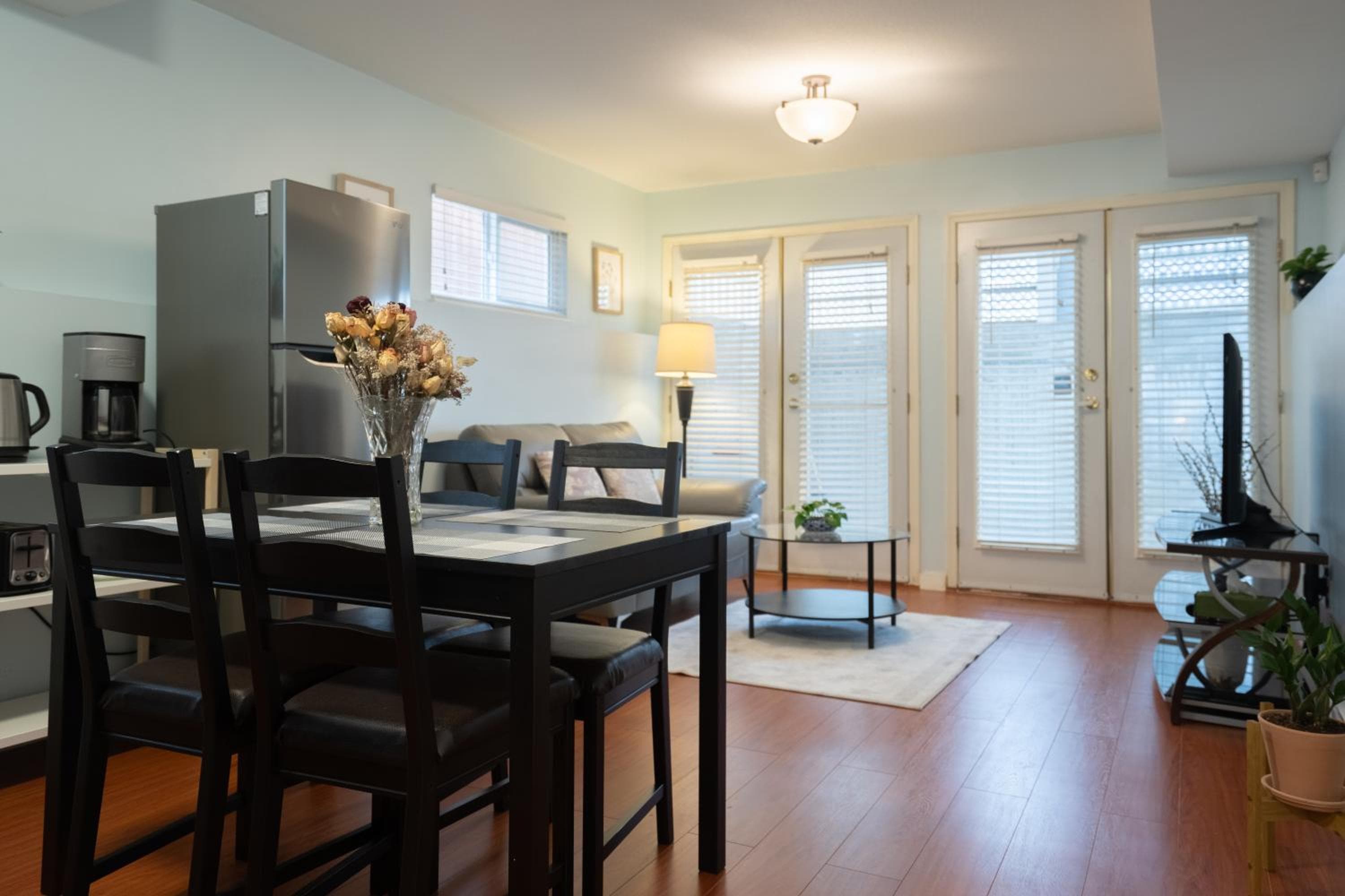 Lovely 1BR Secondary suite with Separate entrance