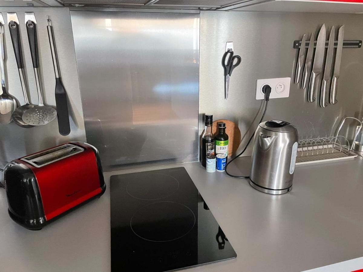Appartement mignon calme douillet ascenseur clim étage élevé proche parking et toutes commodités au coeur du Toulon historique