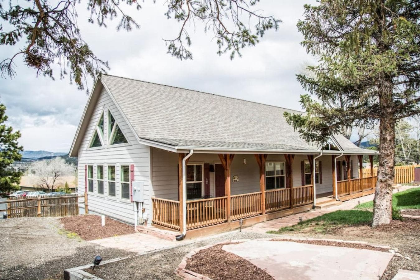 Twin Owls Lodge, Great for families Master bedroom, Loft, full kitchen, Dogs OK