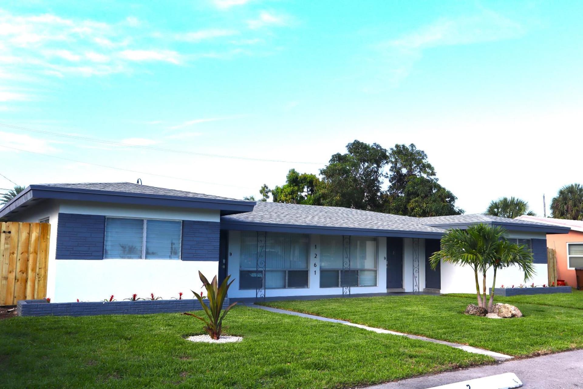 Paradise Awaits! Beach, King Bed, Private Yard & Workspace