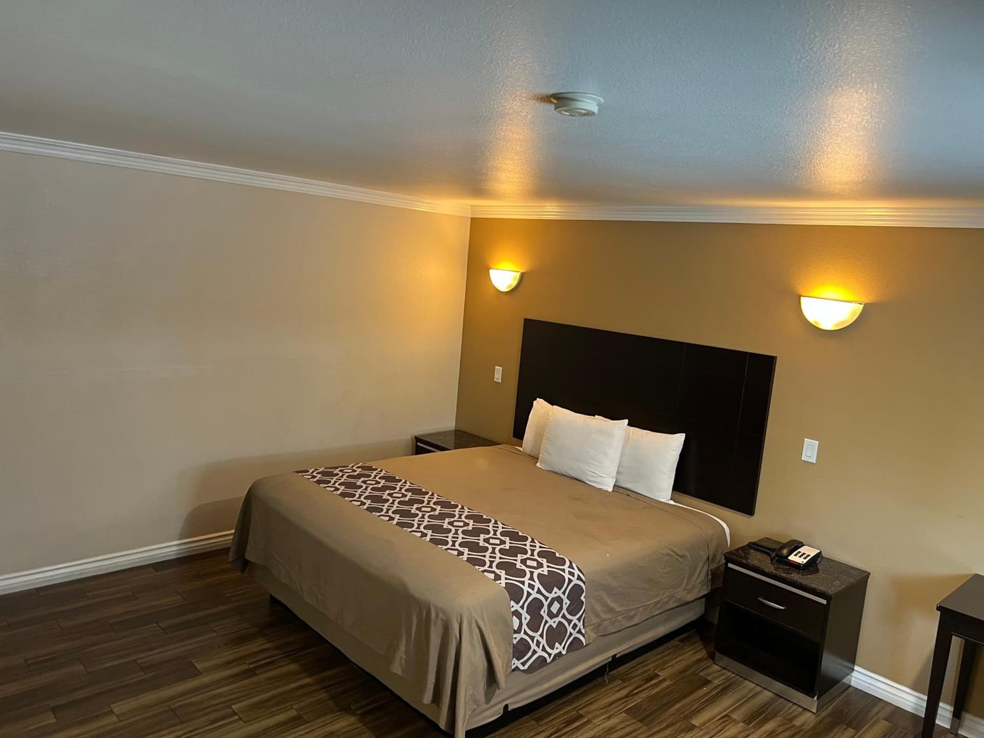 Walnut Inn & Suites West Covina