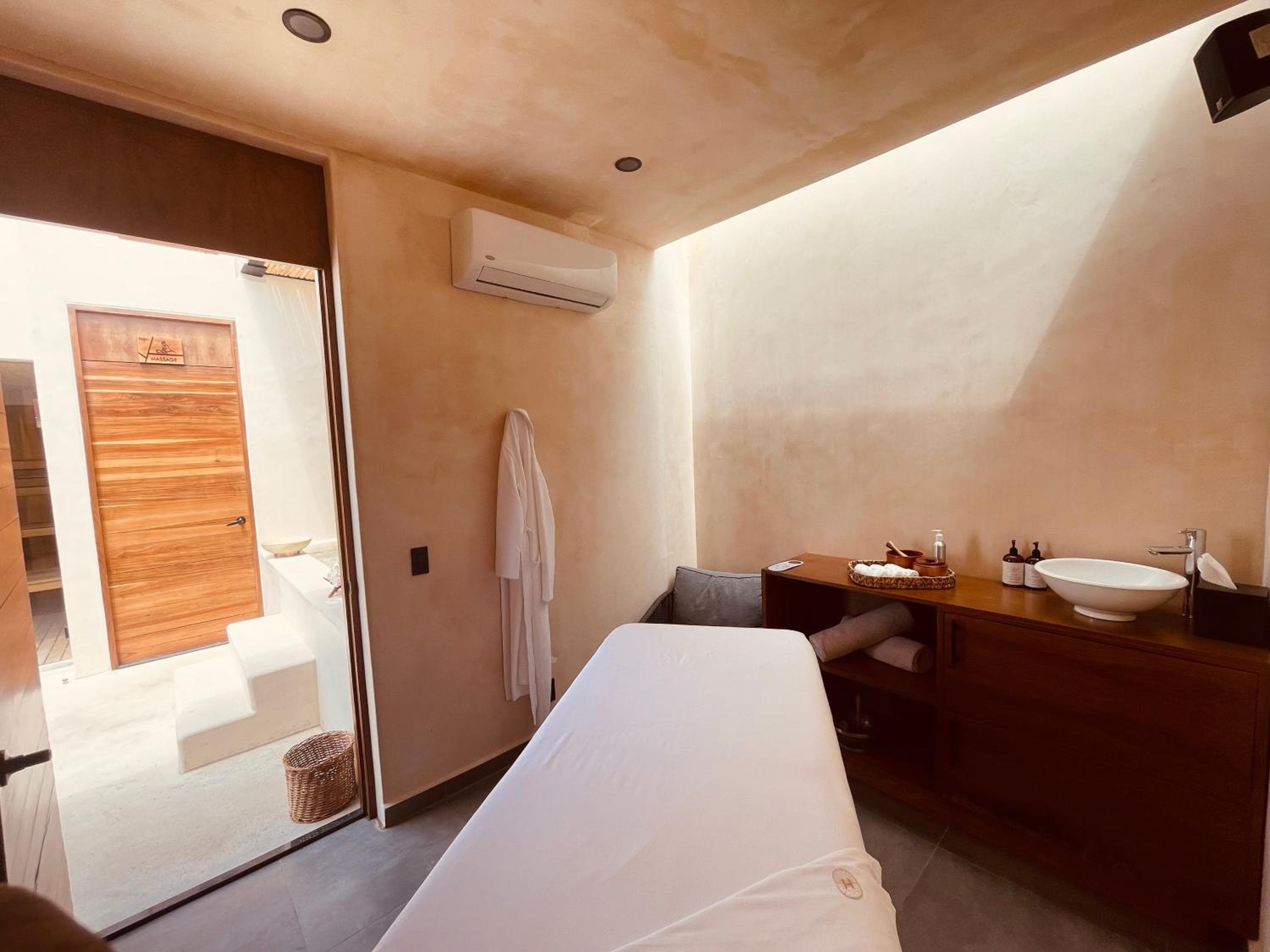 Hive Cancun by G Hotels