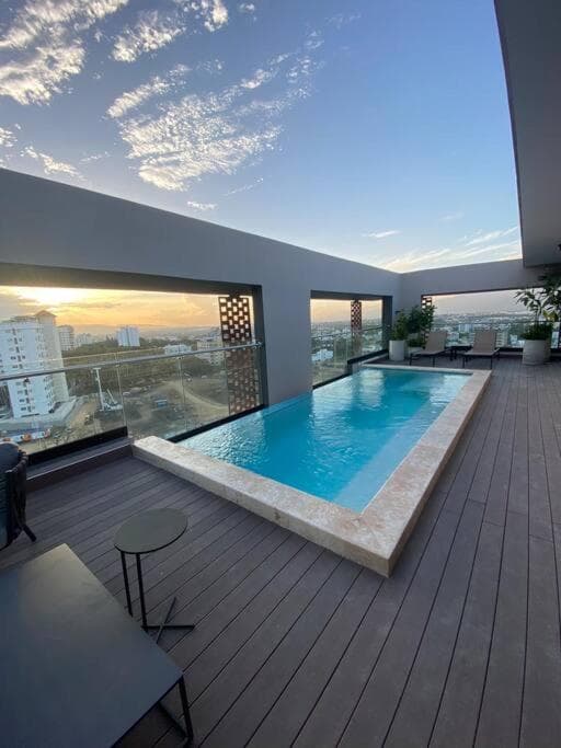 Rialto Residences / pool and gym / Luxury Apartment