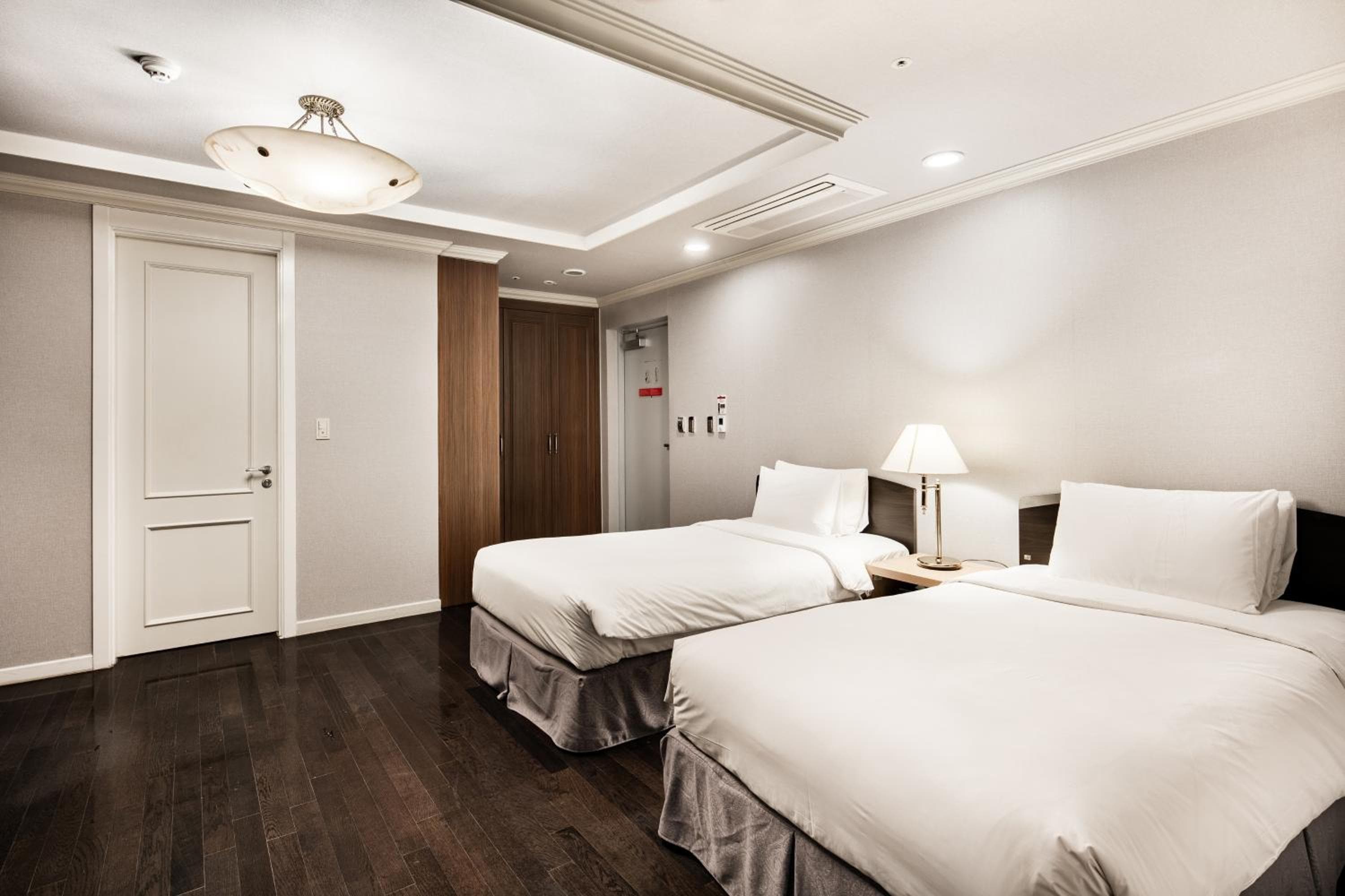 Ramada Hotel and Suites Seoul Namdaemun