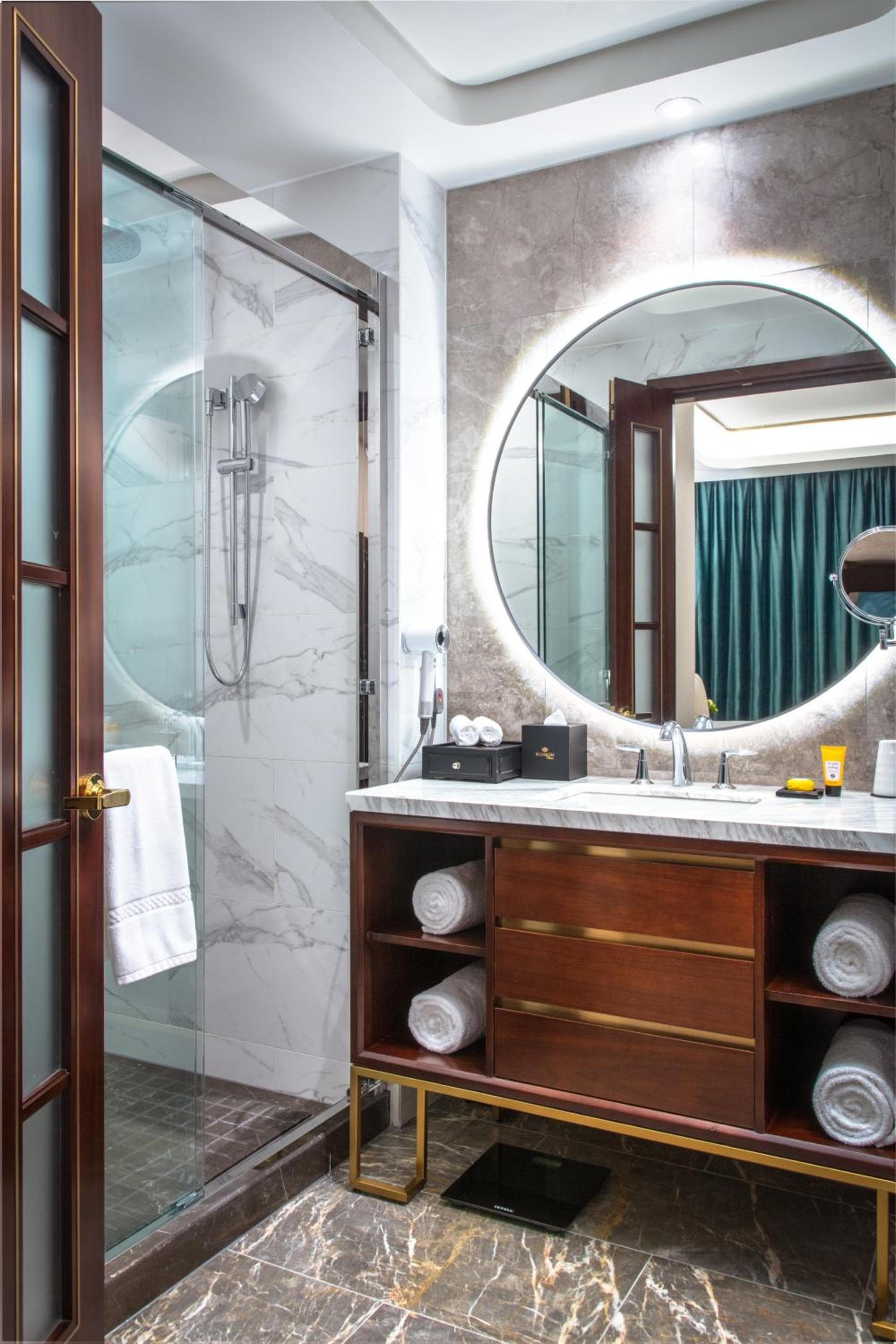 Blossom Hotel Houston, Curio Collection by Hilton