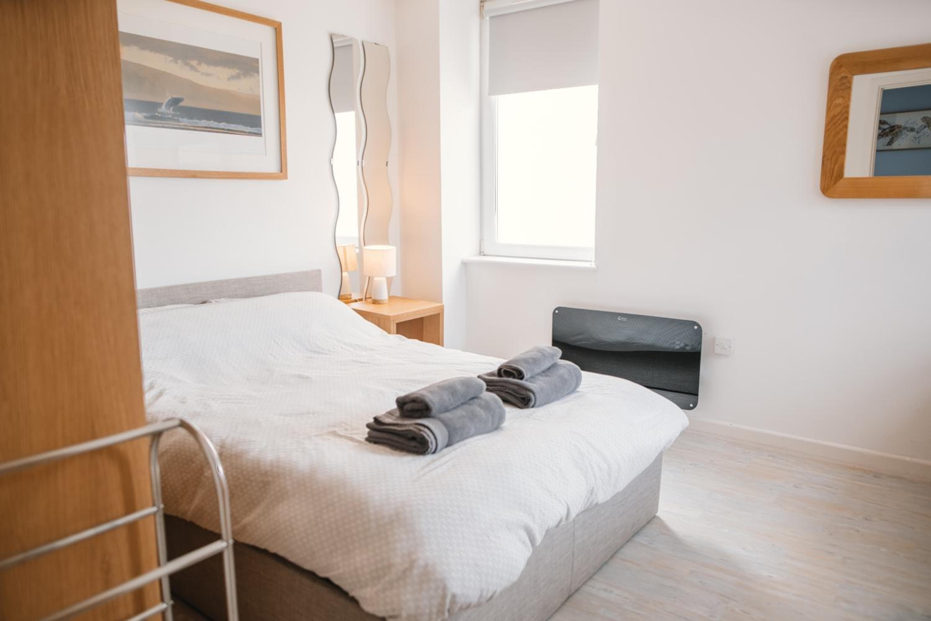 Barry Island Beachfront Apartment - Stunning Bay Views and Private Parking