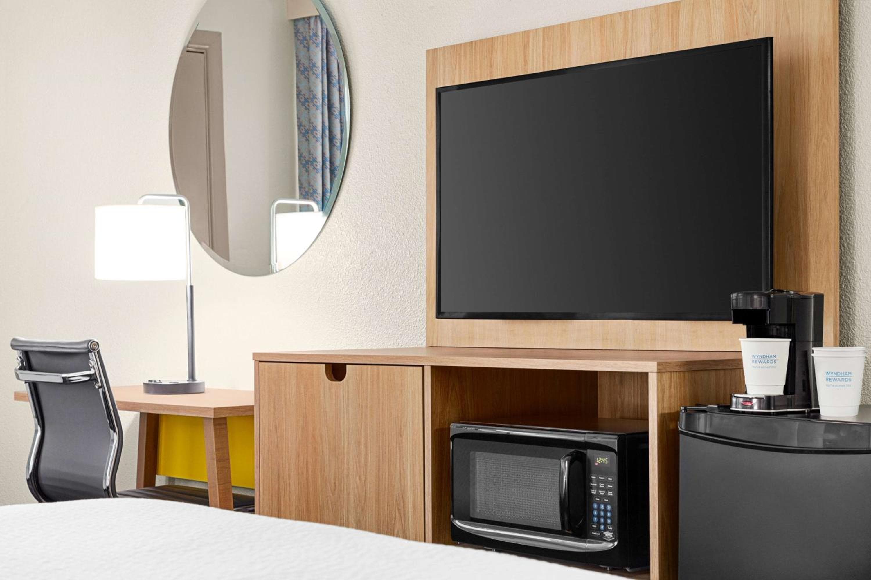 Days Inn by Wyndham Paris