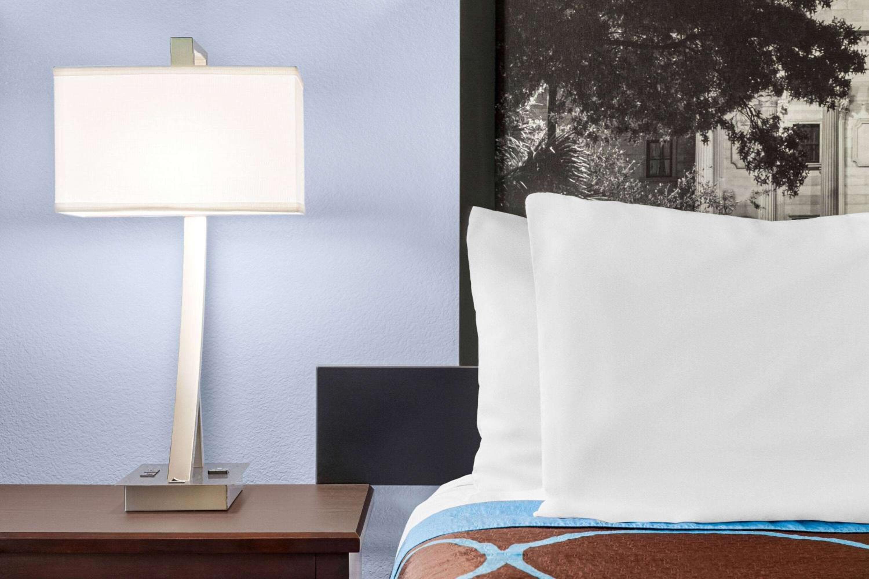 Super 8 by Wyndham Lenexa Overland Park Area/Mall Area
