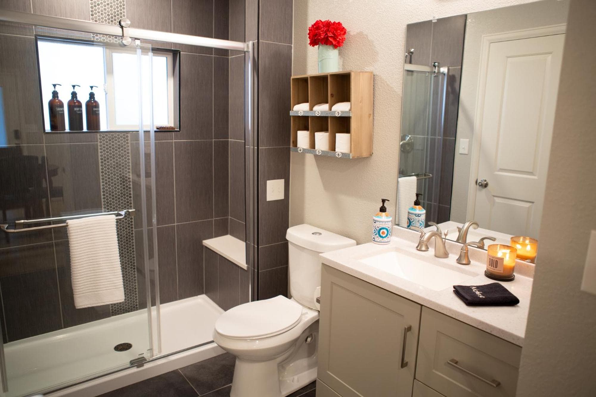 Cozy Bungalow Hot Tub & Fire Pit, Walk Downtown