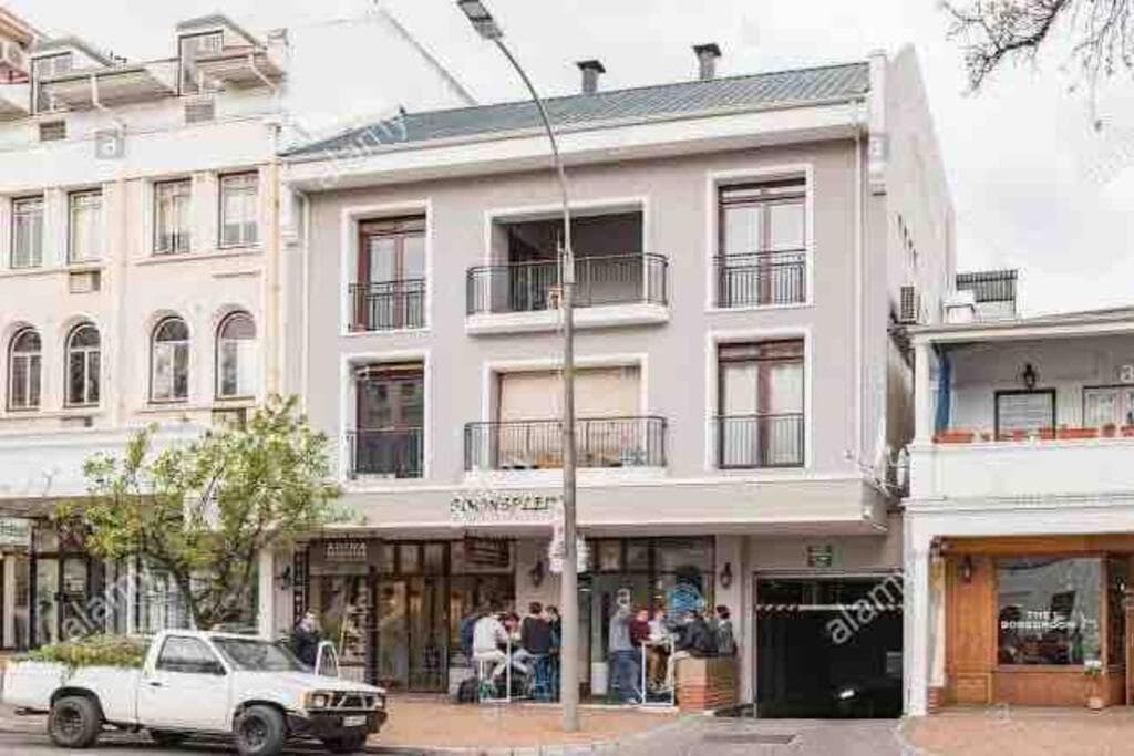 Courtyard Culture - stylish studio in Plein st, Stellenbosch centre