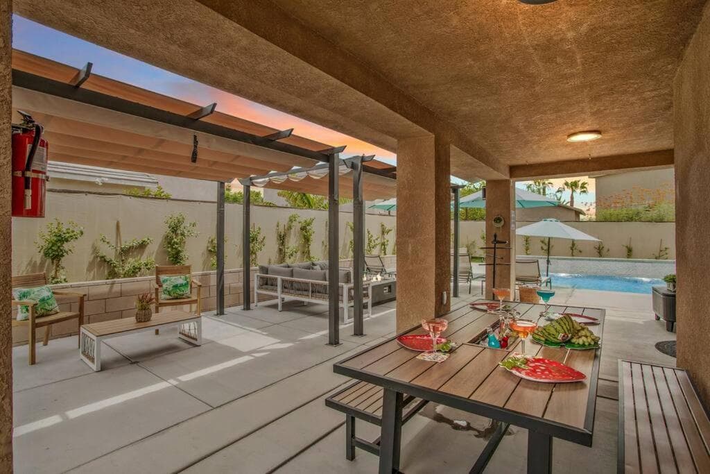 Desert Fantasy Oasis Pool, Jacuzzi, Royal Beds