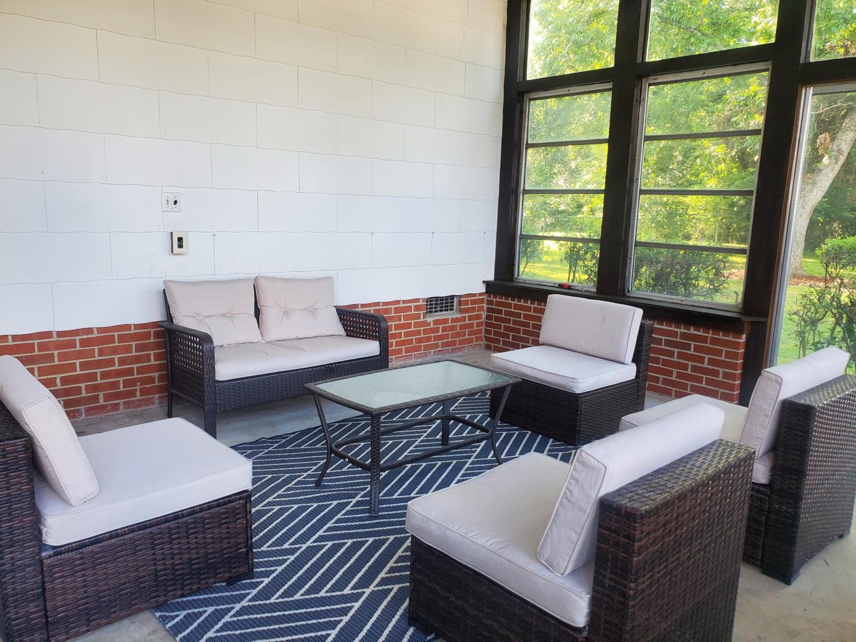 Spacious Centrally Located 3 Bed 2 Bath - Sleeps 8