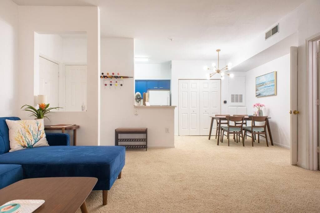 o STUNNING CONDO MINUTES FROM GORGEOUS BEACHES o