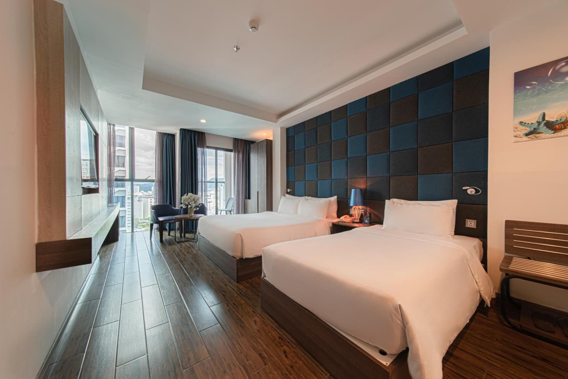 Aaron Hotel