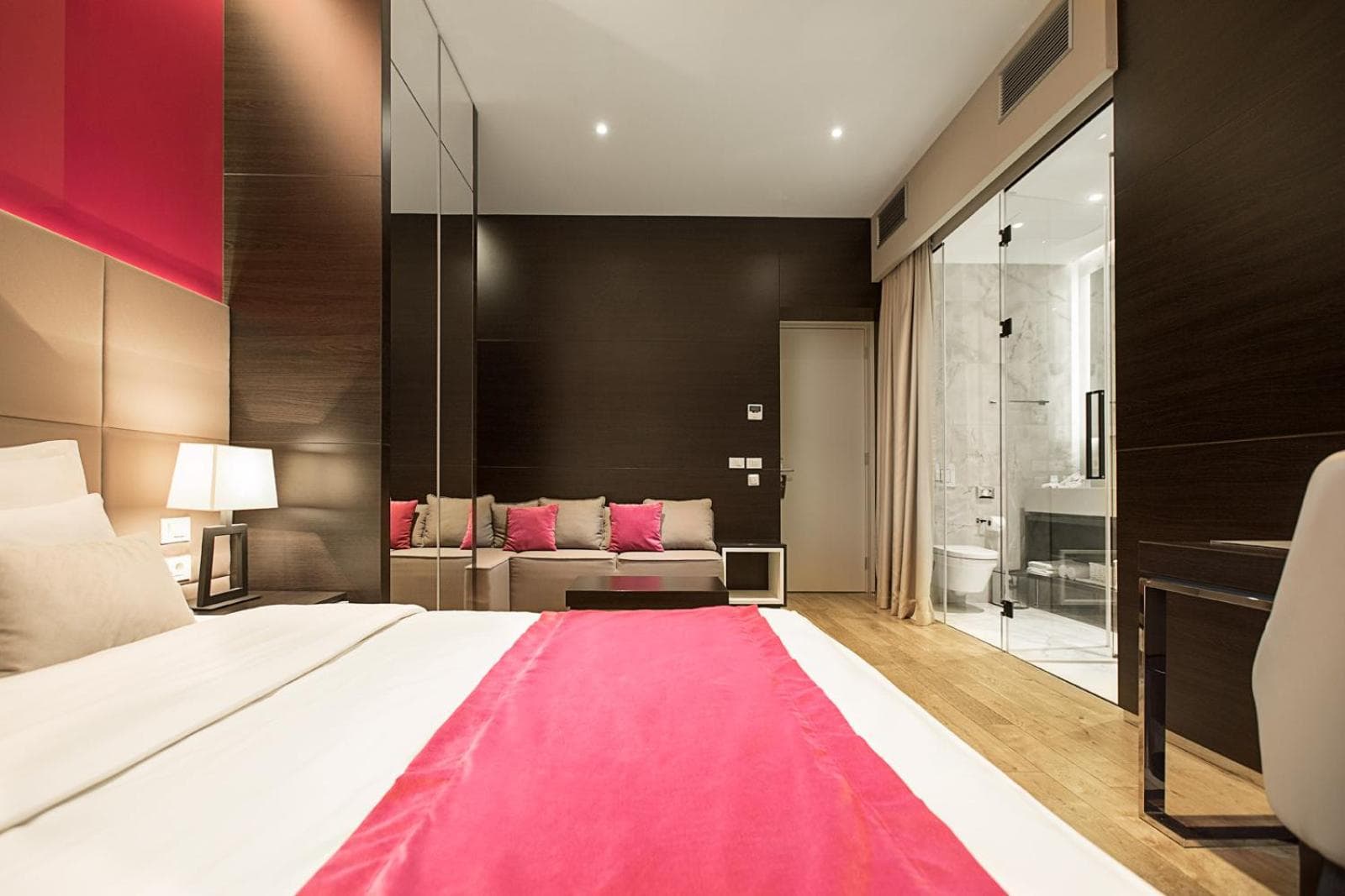 Maccani Black Luxury Suites