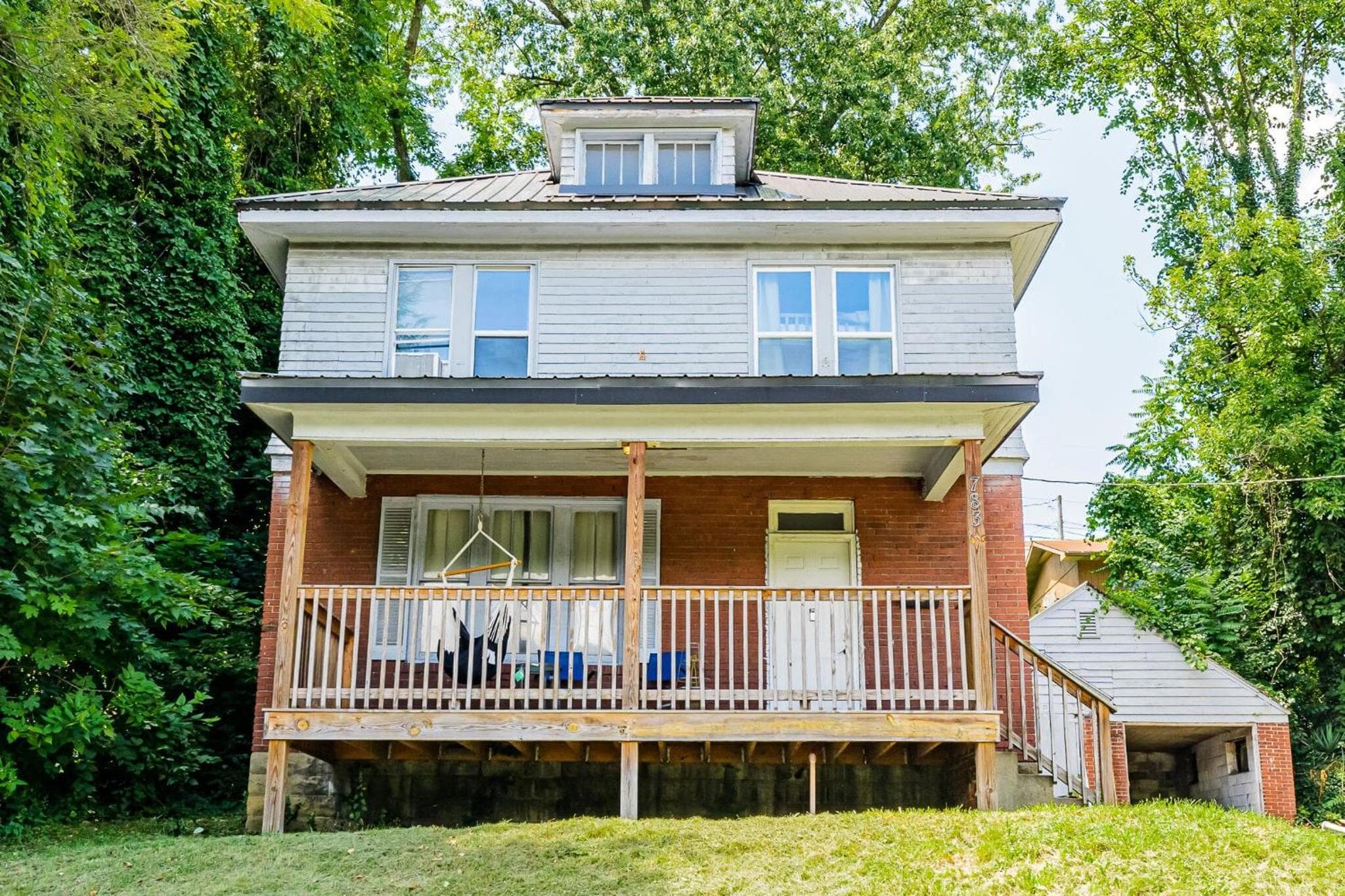 Awesome House, 5 minutes to DT, 2 miles to Stadium and Ruby Memorial!