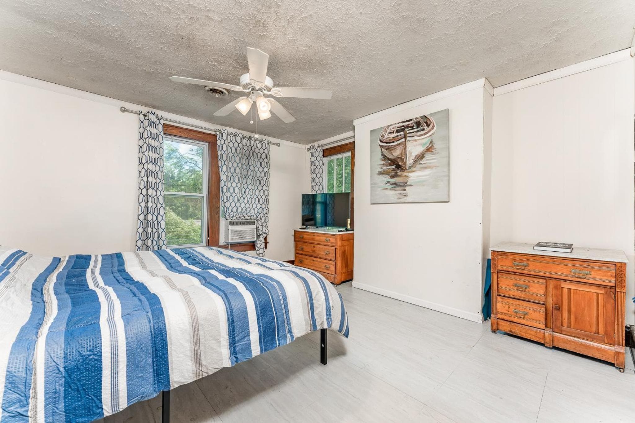 Awesome House, 5 minutes to DT, 2 miles to Stadium and Ruby Memorial!