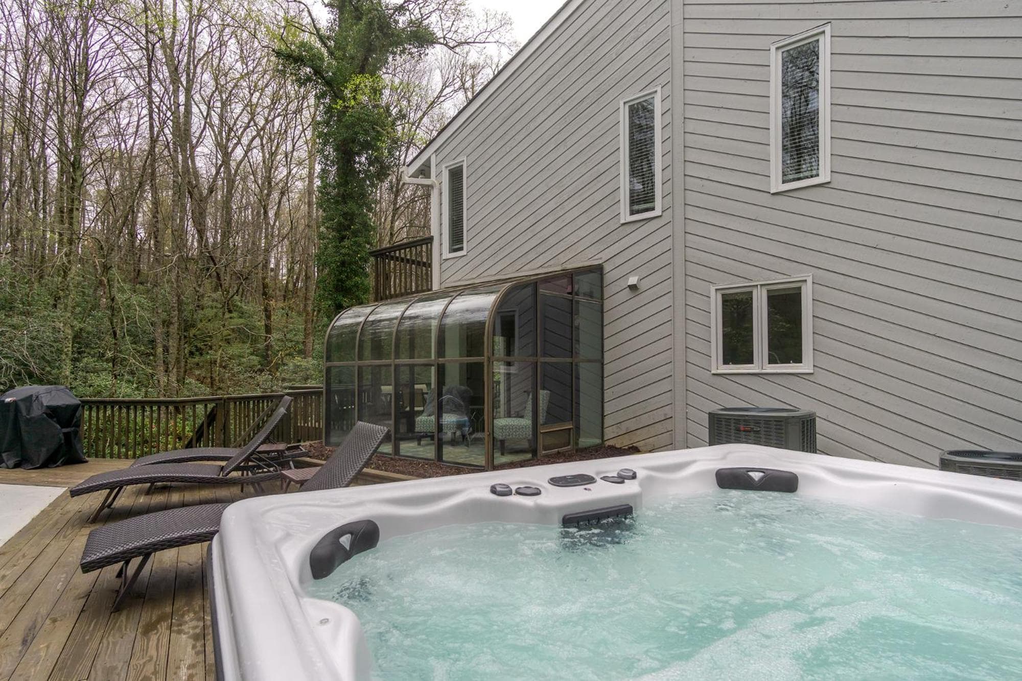 Secluded Oasis in Asheville! Game Room, Movie Theater, and Hot Tub * 20 min to Biltmore!