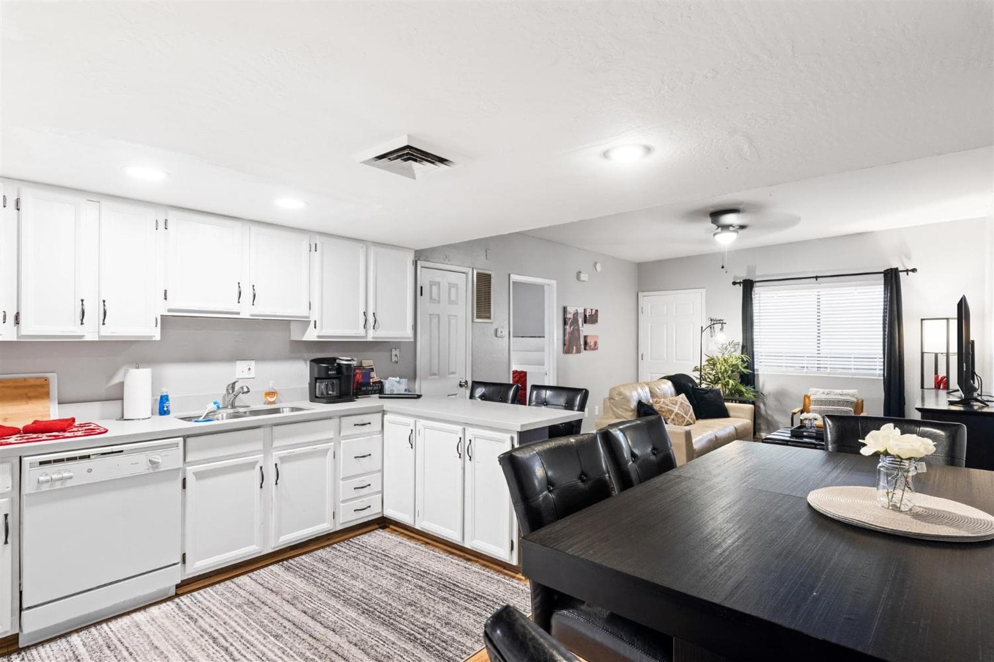 Incredible location in Old Town 2 King Bds & Patio