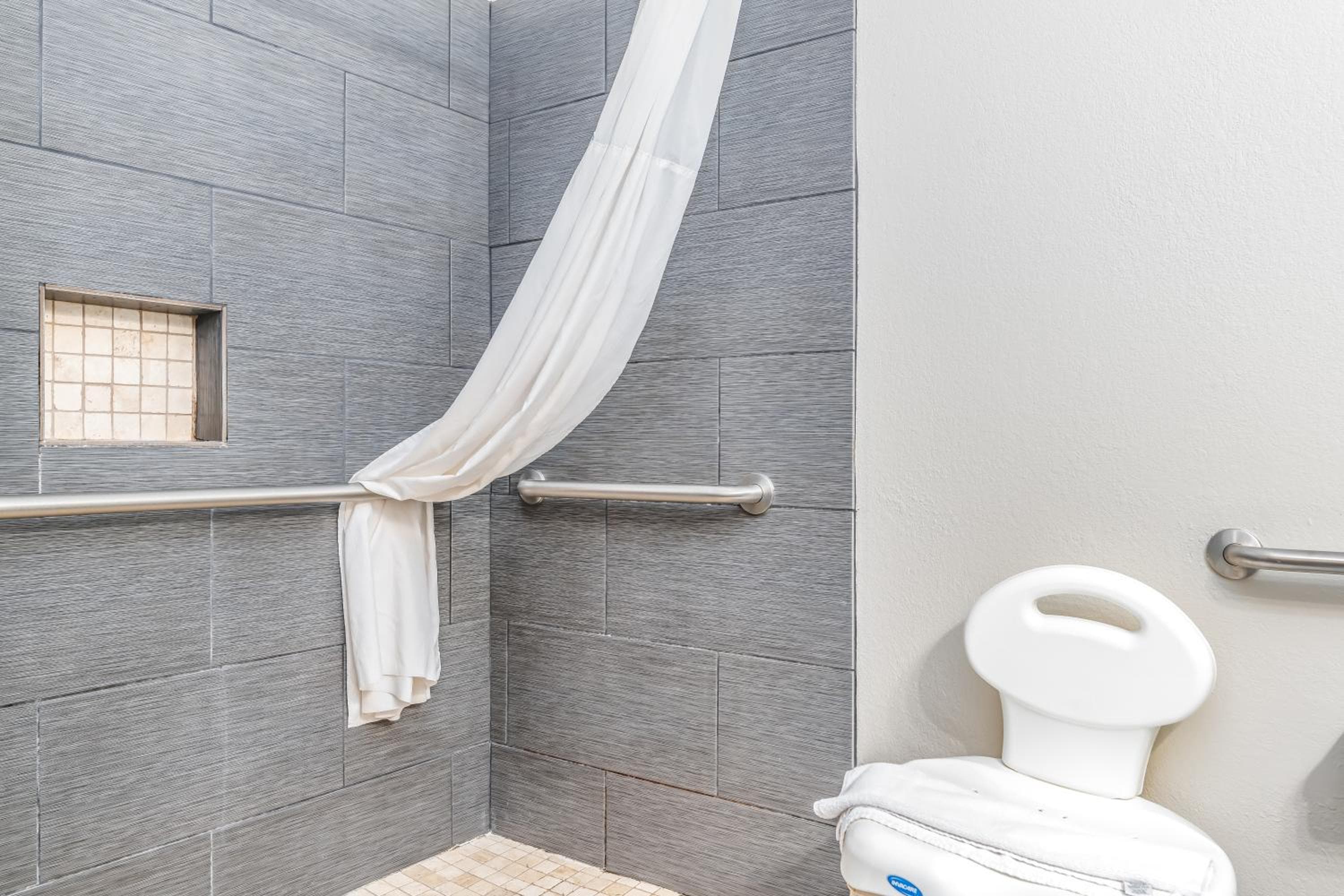 Days Inn & Suites by Wyndham Prattville-Montgomery