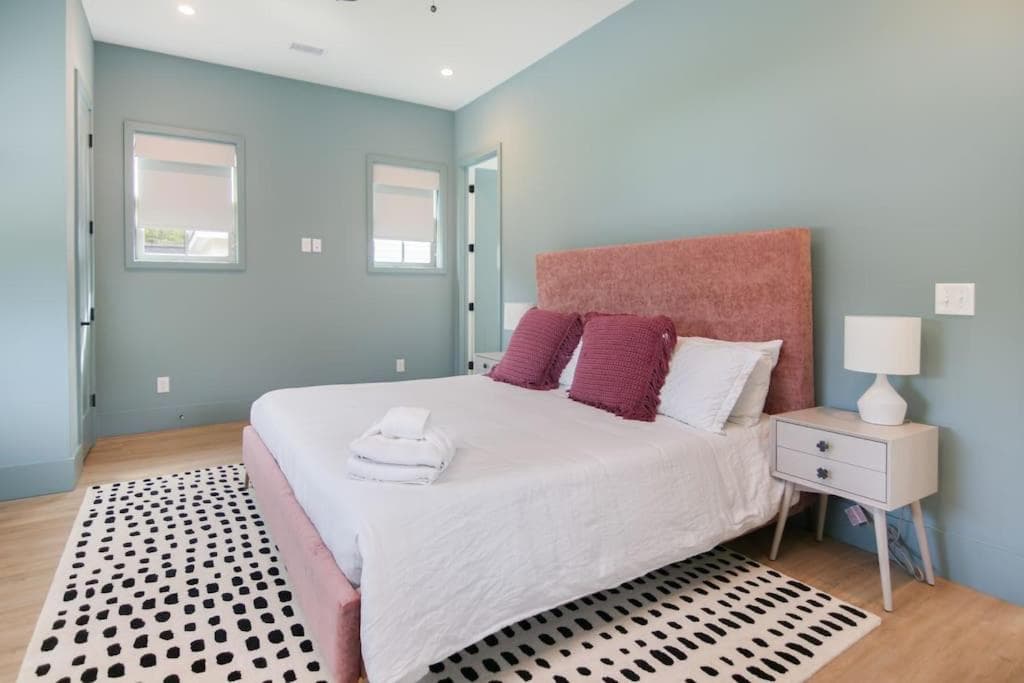 Music Manor, 3-King Beds w Pool,mins to Beach&D