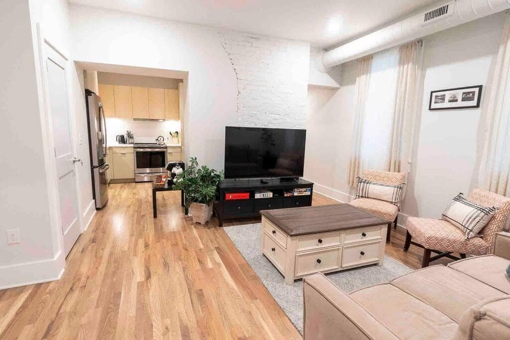 Spacious 1 bed 1 bath Downtown OTR condo minutes walk to the Reds Bengals stadium & more!