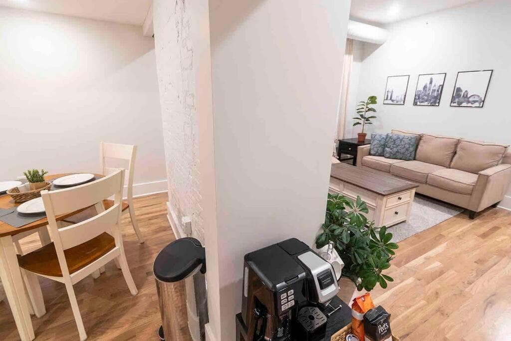 Spacious 1 bed 1 bath Downtown OTR condo minutes walk to the Reds Bengals stadium & more!