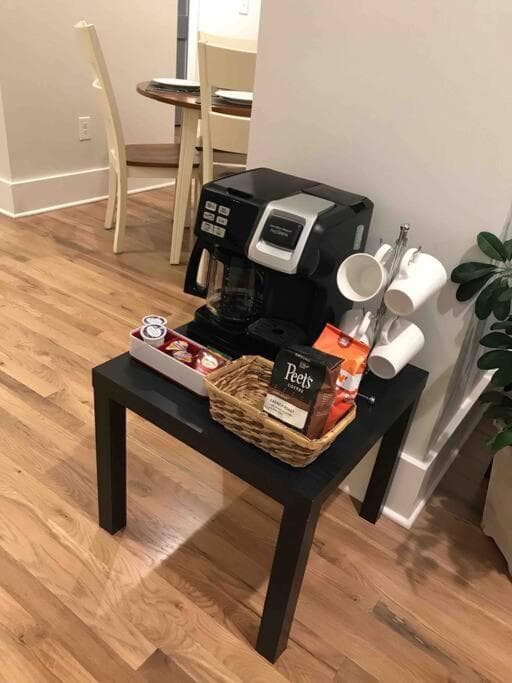 Spacious 1 bed 1 bath Downtown OTR condo minutes walk to the Reds Bengals stadium & more!