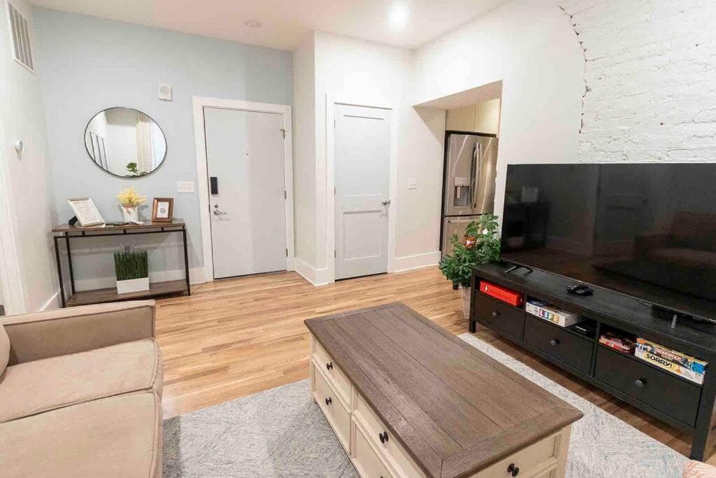 Spacious 1 bed 1 bath Downtown OTR condo minutes walk to the Reds Bengals stadium & more!