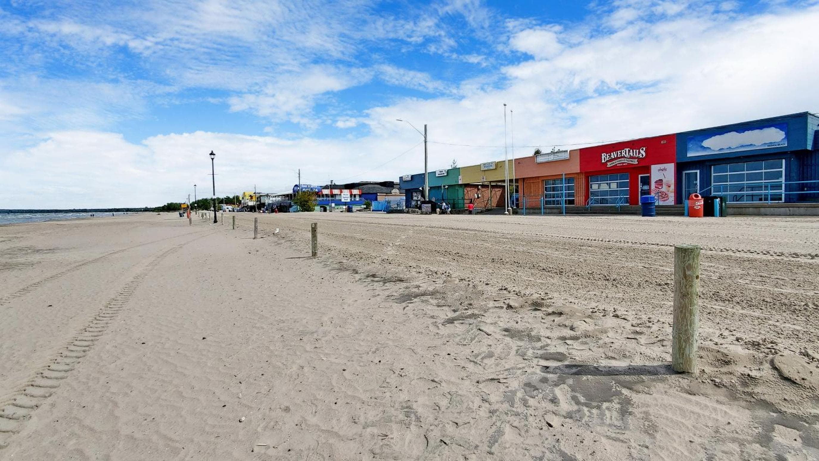 Wasaga Beach 1 - Walk to Main Beach - Riverfront - Sleeps 10 - 95 Mosley St