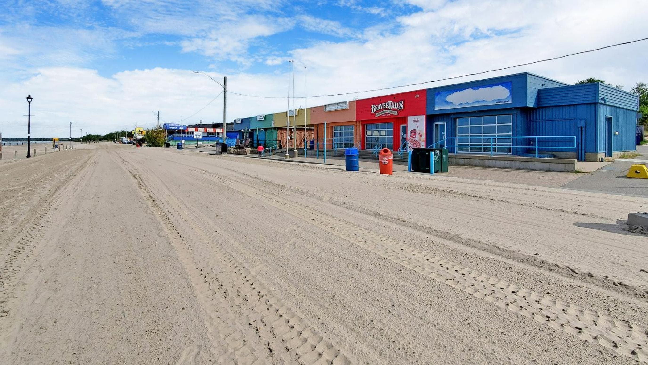 Wasaga Beach 1 - Walk to Main Beach - Riverfront - Sleeps 10 - 95 Mosley St