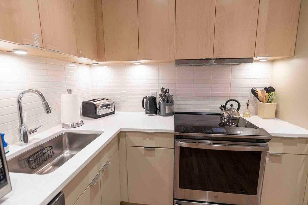 Spacious 2 bed 2 bath Downtown OTR condo minutes walk to the Reds Bengals stadium & more!