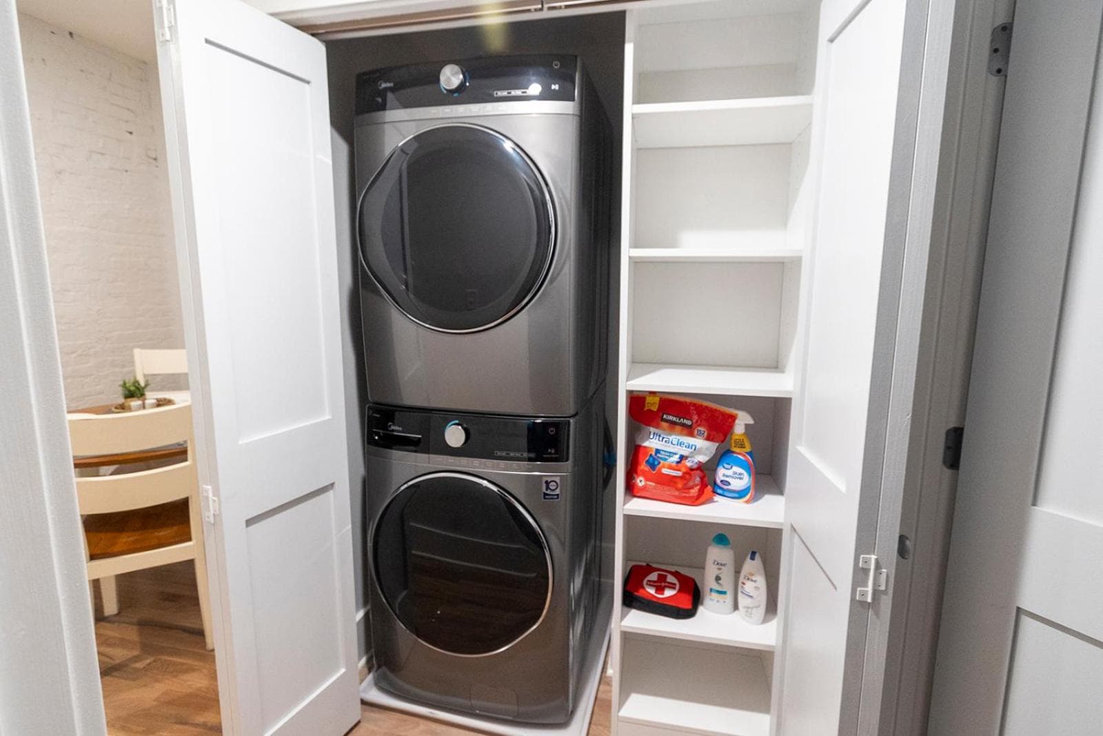 Spacious 2 bed 2 bath Downtown OTR condo minutes walk to the Reds Bengals stadium & more!