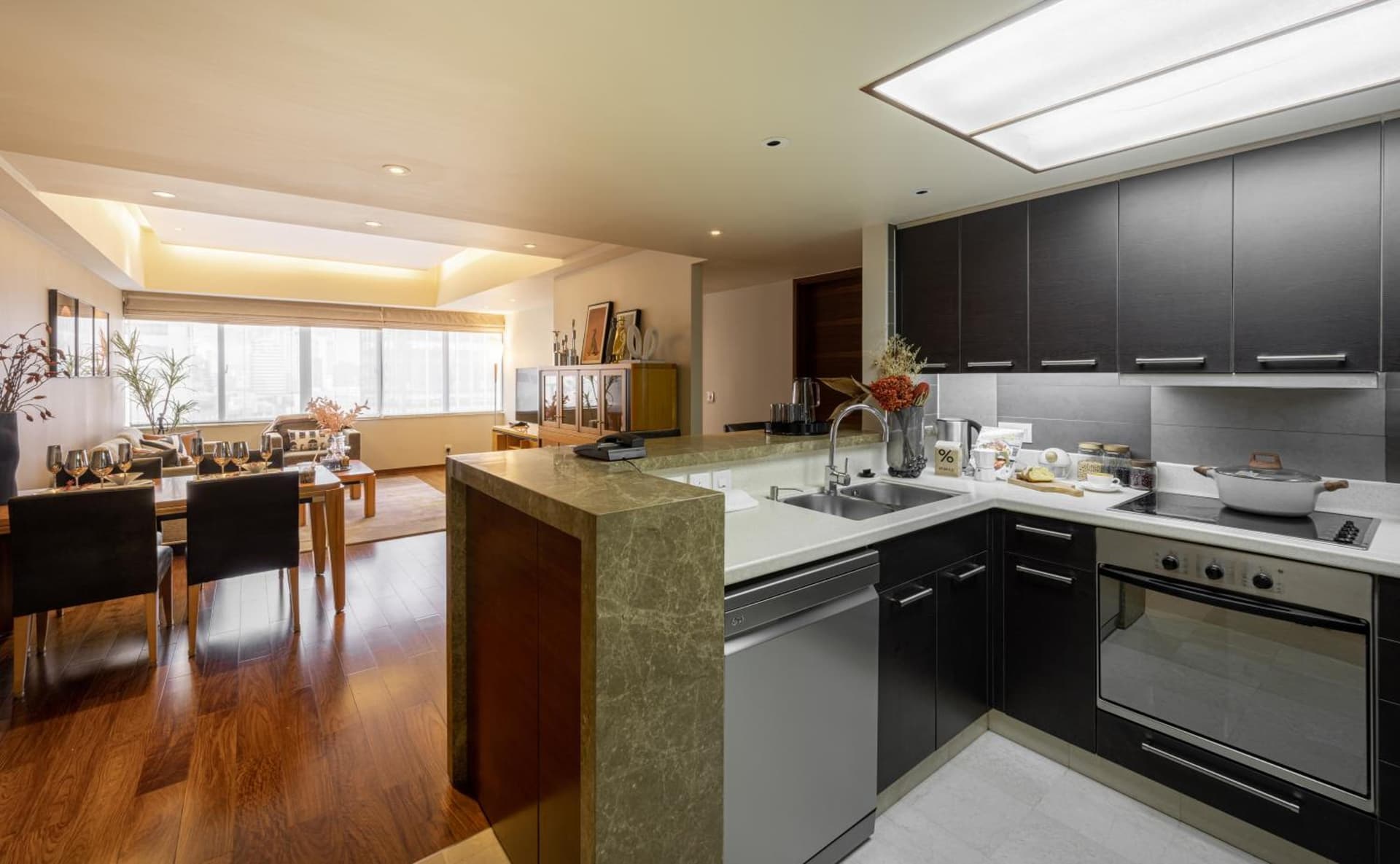Shanghai Centre Serviced Apartment