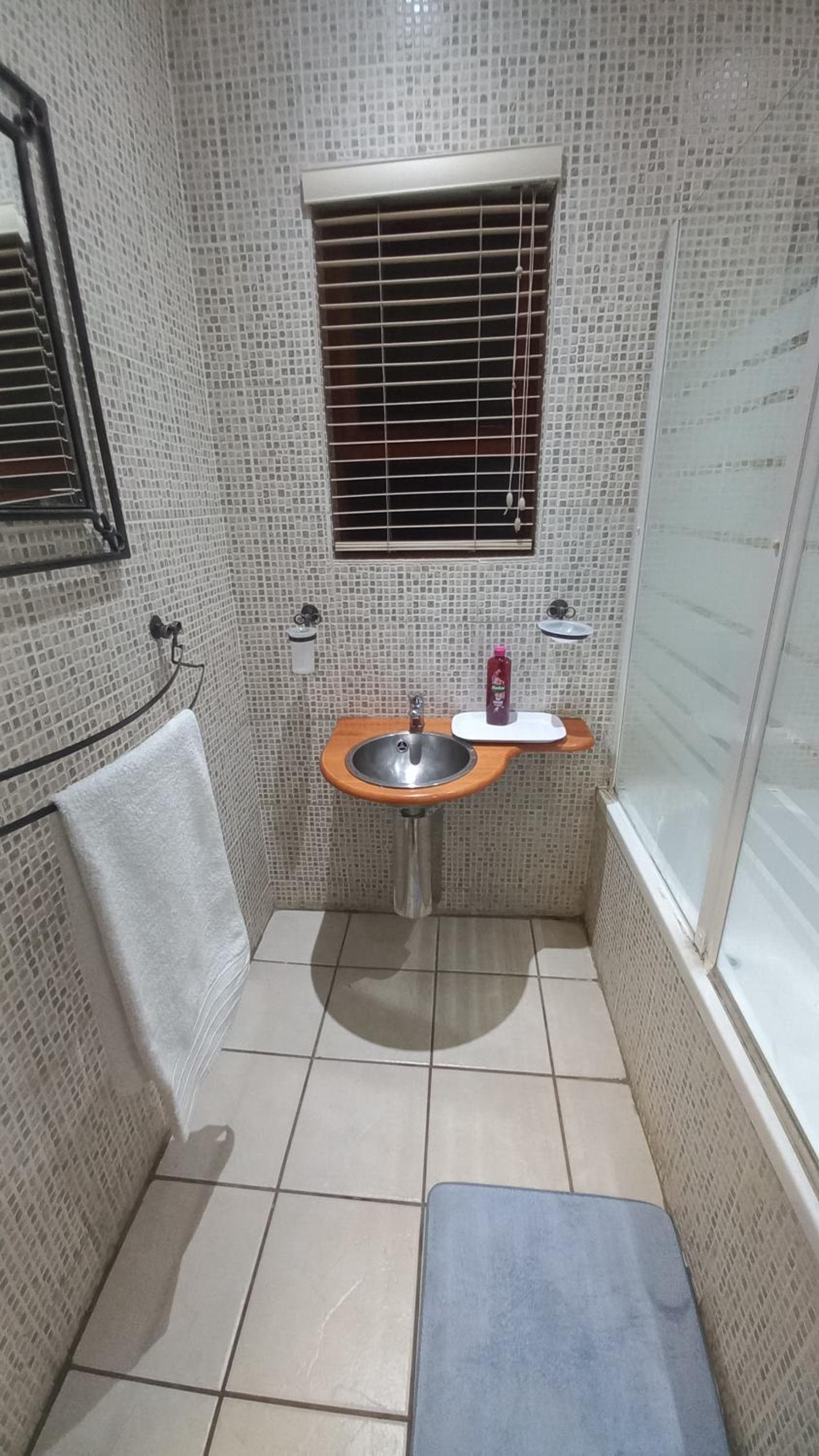 28 at Van Den Bos International Guesthouse