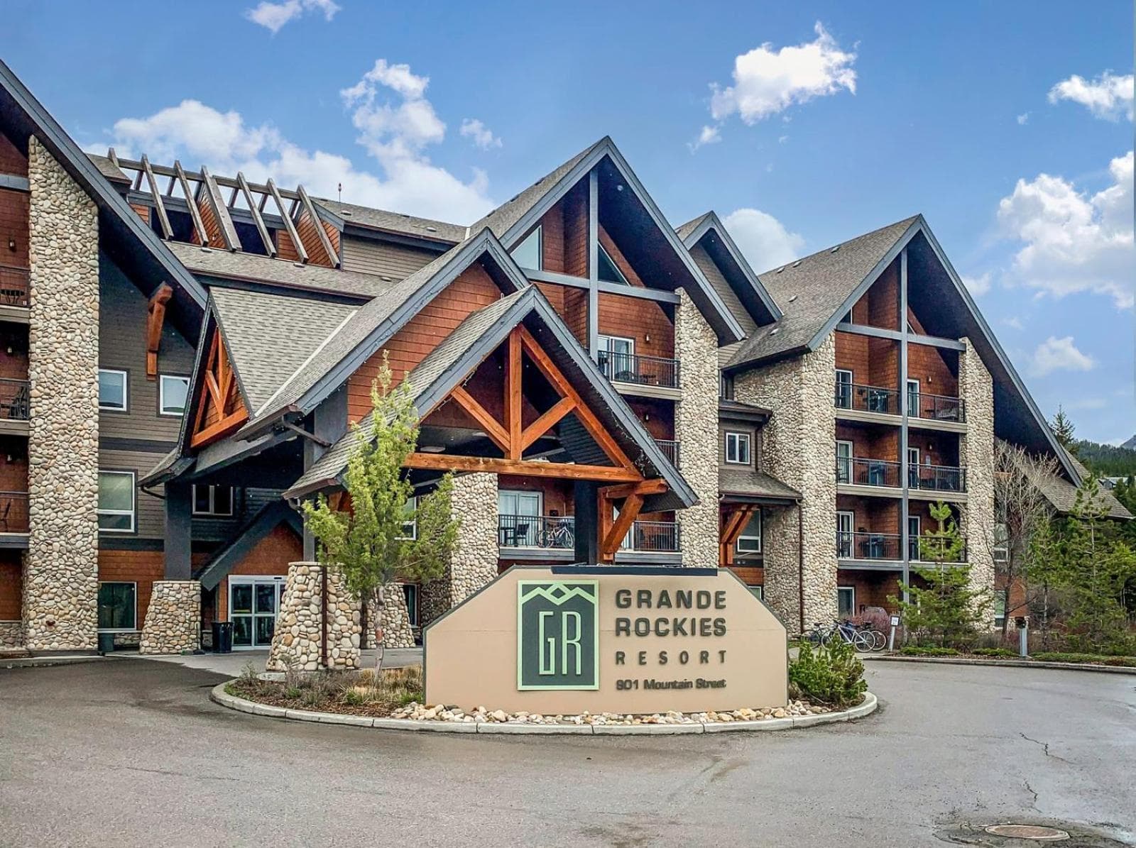 Outstanding Mountain Condo - Pool, Hot Tub & Waterslide!
