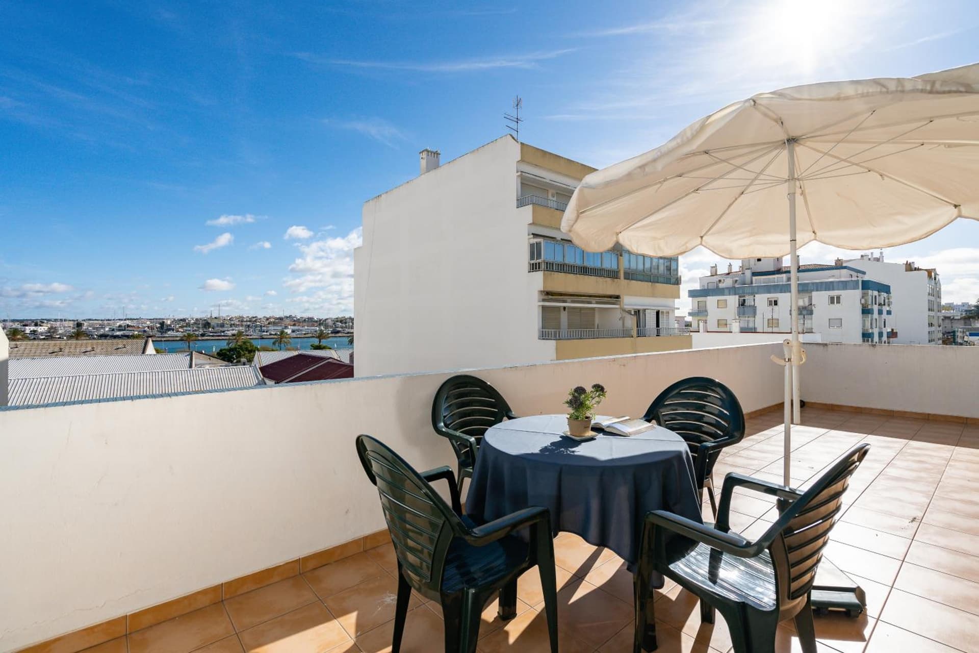 D CARLOS - Apartamento para 6 com AC e vista fabulosa sobre o rio Arade