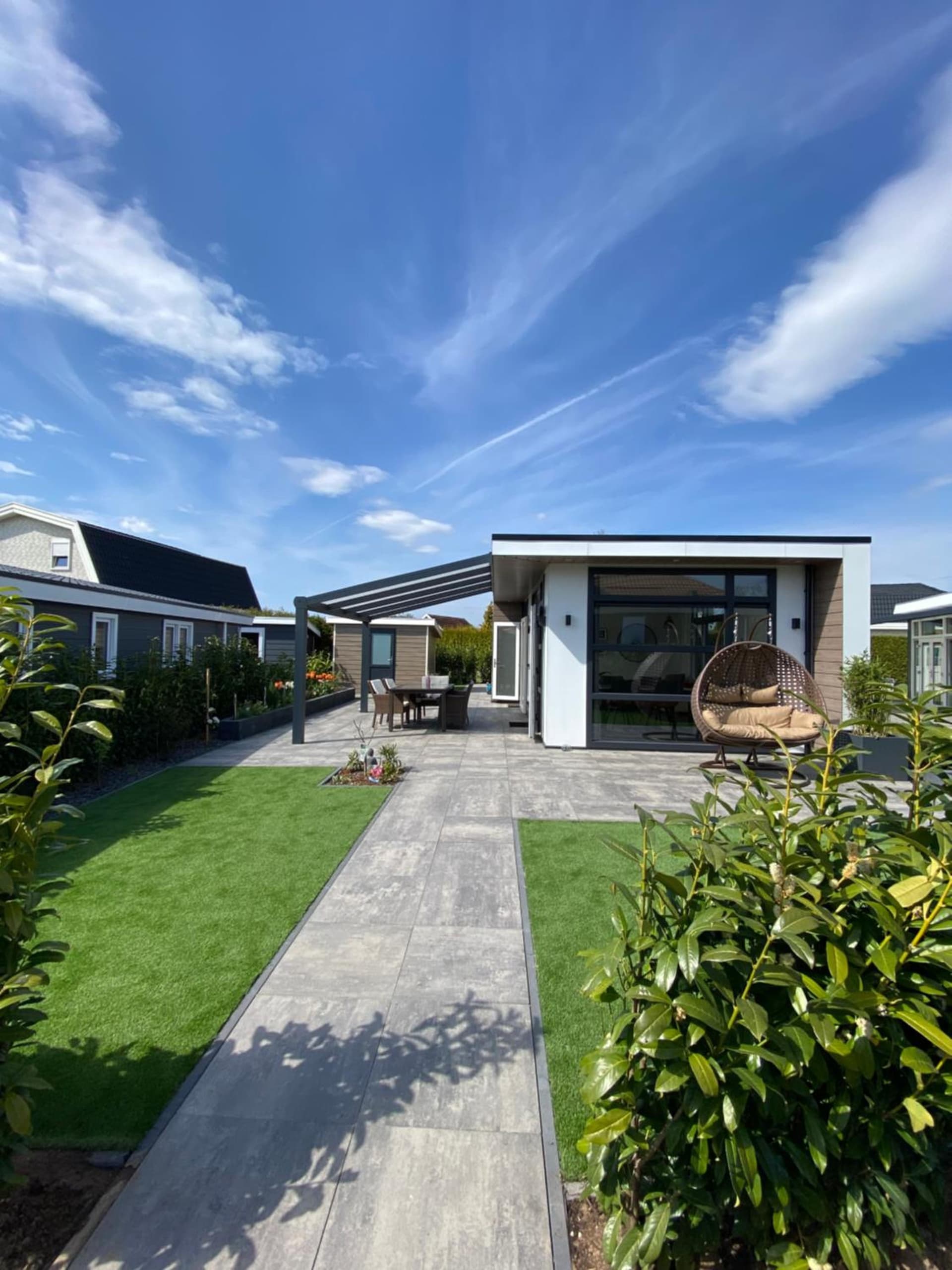 LUXUS Cube Ferienhaus Chalet am See mit Schwimmbad in Lathum NL