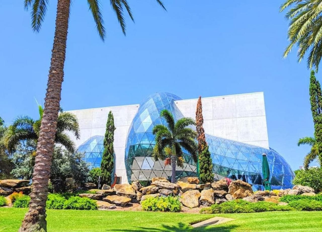 RETRO RETREAT in DTSP - Explore the downtown area
