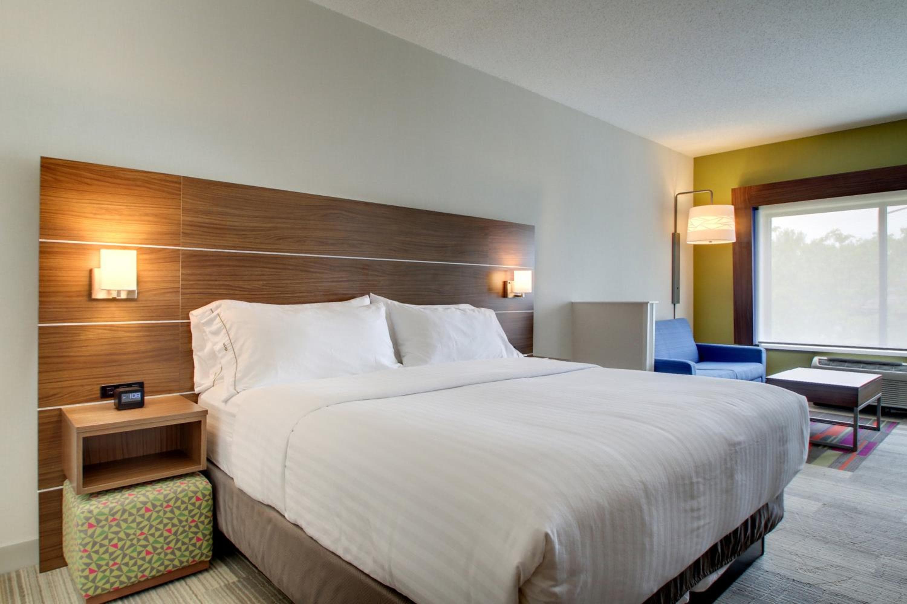 Holiday Inn Express & Suites Aurora - Naperville by IHG