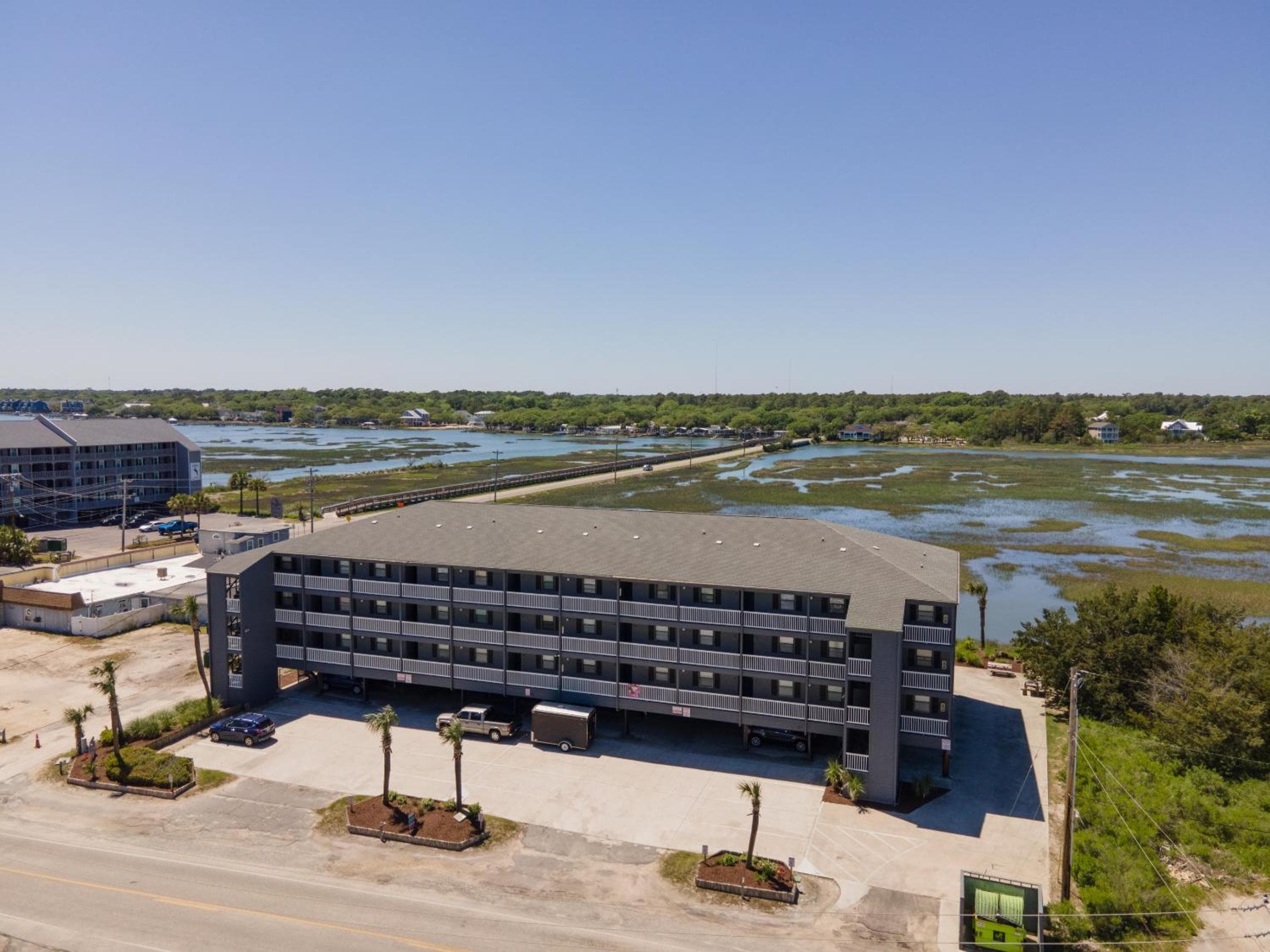 Bella Vista: Marshfront Condo 1 Block To The Beach. Pool & Hot Tub-1st Floor